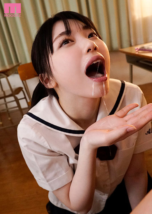 制服姿で口内射精される女子高生の石川澪