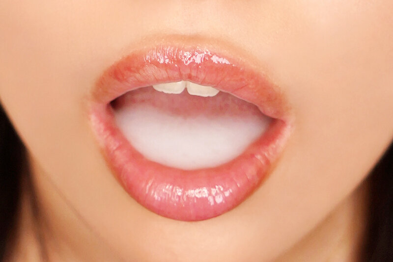 ザーメンを口に溜めた松井日奈子の口元アップ